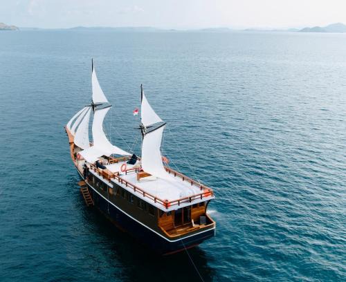Labuan Bajo Alquiler De Eote | Komodo Cruise 3D2N with Emocean Tour - Monday & Friday Departures