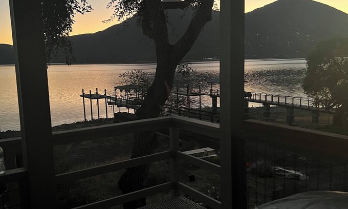 Clearlake Cabaña | Charming cottage in fabulous Clearlake with AC, WiFi