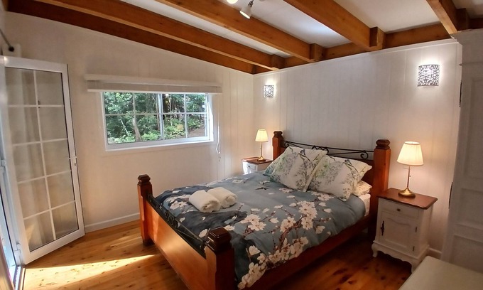 Springbrook Casa | Kookaburras Springbrook- Cosy Romantic Rainforest Cottage -waterfalls, fireplace