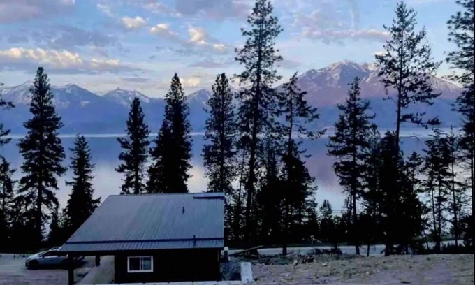 Central Kootenay Cabina | Kootenay Lake & Mountain Luxury Cabin. Stunning Views! Private Beach! Sleeps 2-6