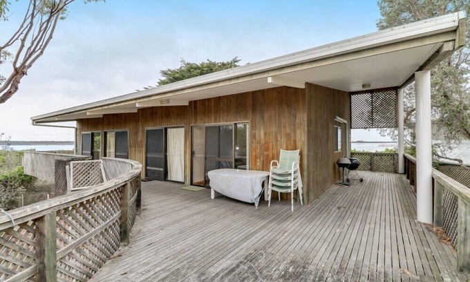 Metung Casa | Korak: una casa muy deseable ubicada en el prestigioso Shaving Point en Metung