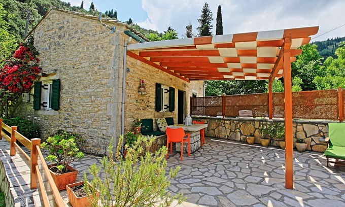 Agni Cabaña | Cottage de Korina: casa de piedra tranquila, un aliento de la playa de Agni