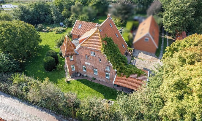 Pilsum Apartamento | Kornboden vacation apartment in the Pilsumer Hof with a fantastic garden
