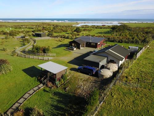 Barrytown Casa | Koru Beachfront Holiday Cabins & Hot Tub