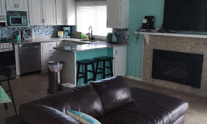 Turkey Point Casa | Kosecki Kabana - 3 mins to the beach on the main strip of Turkey Point