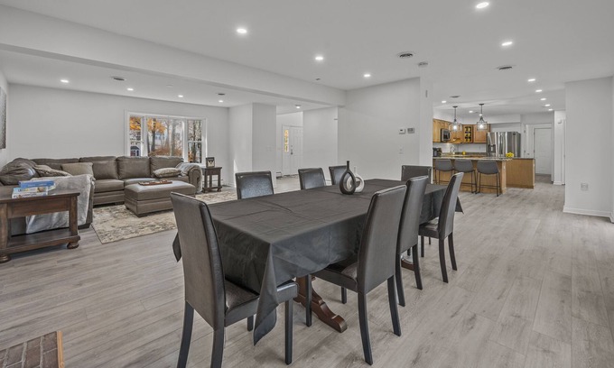 South Fallsburg Casa | Kosher Home -2 min Walk to Shul -Hot Tub-Pool-Game Rm