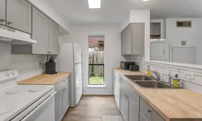 Southwood Valley Cabaña | Kozy Cottage: Pet Friendly + Newly Renovated Unit