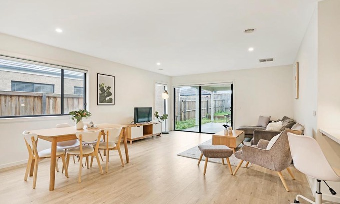 Greenvale Casa | KOZYGURU | Greenvale VIC | Roomy Charming | 7 Bed House + Free Parking