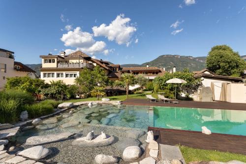Nalles Apartamento | Kreuzwegerhof Nals Historischer Gutshof, Apartments zw Meran und Bozen Südtirol, Naturpool, zentrale Lage