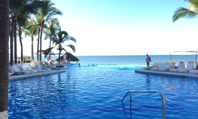 Flamingos Condominio | Krystal Grand, Suite 2102. Frente a la playa, junto a la piscina, ideal para vacaciones familiares.