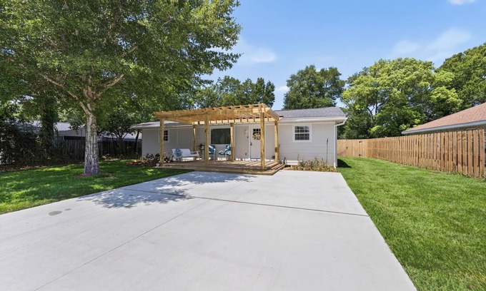 Wright Casa | Ksweetly's Sunset Cottage 4-bdrm, 2 bath, sand Volleyball Ct, Fort Walton Beach