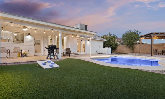 Glendale Casa | Kulla Oasis: Family Retreat-Park access-Free Heated Pool-Fast Wi-Fi-Near Stadium