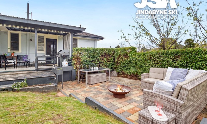 Jindabyne Casa | Kumquat Cottage pet friendly home with spacious backyard.