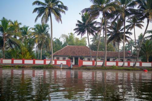 Alappuzha Casa | Kuttanad Kayak Club by Lexstays
