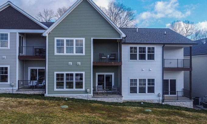 Grand Rivers Condominio | KY Lake townhome in upscale community, minutes from dining & activities!