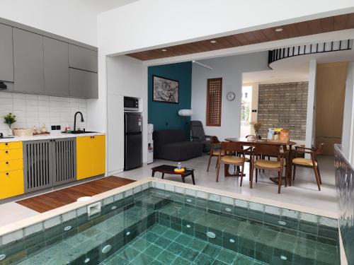 Padalarang Casa | Kyoto House - KBP with Onsen style pool, Warm water, Near Parahyangan Golf