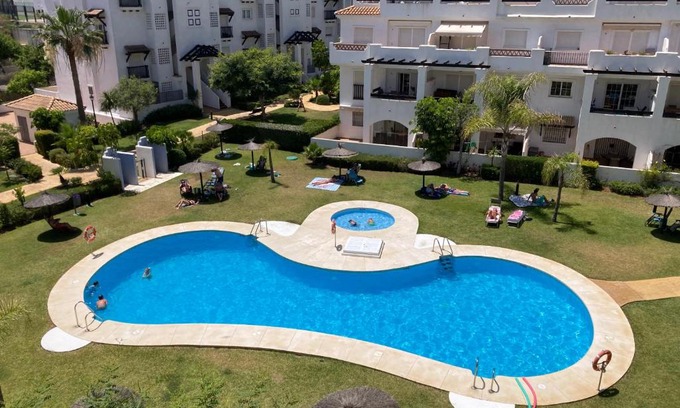 San Luis de Sabinillas Apartamento | Lägenhet högst upp, med pool och utsikt över havet