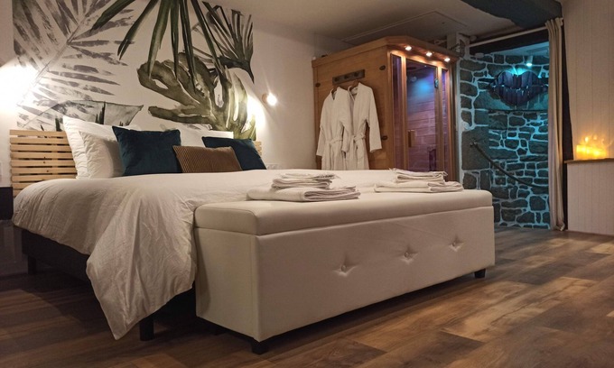 Guemene-sur-Scorff Casa | L'étreinte, Loveroom Avec spa et Sauna Privatifs au Centre de Guémené-sur-scorff