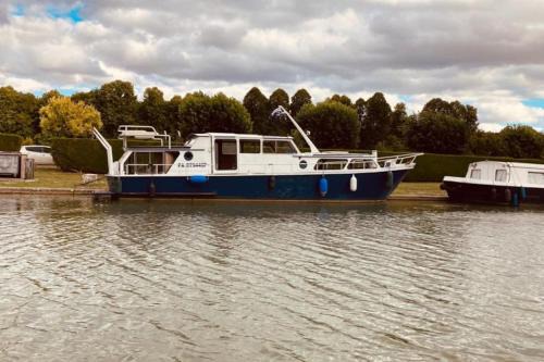 Tanlay Alquiler De Eote | L'Amazone - bateau à quai sur le canal de bourgogne