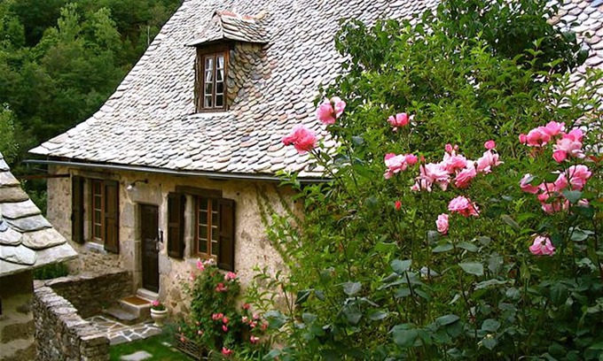 Entraygues-sur-Truyere Casa | La vieja escuela: encantadora casa de campo en el corazón del valle del Lot.