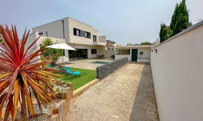 Laroque-des-Alberes Casa | L'Attrape Rêves - Cuatro Habitaciones Casa, Capacidad 10