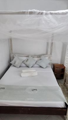 Diani Beach Cama Y Desayuno | L & C Chinese Studio