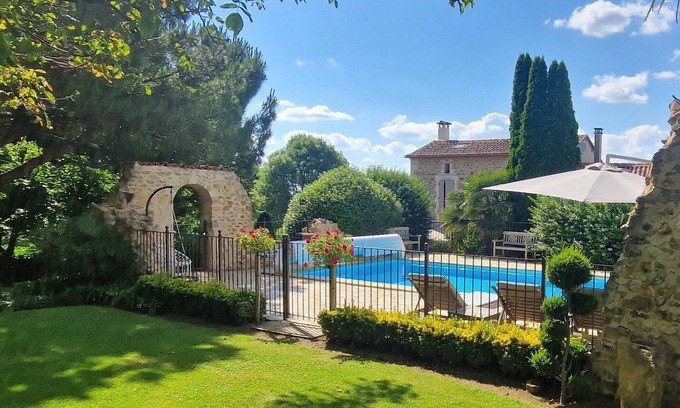 Yvrac-et-Malleyrand Apartamento | L'Écrin de la Rose – Refugio tranquilo con piscina, naturaleza y alojamiento para mascotas.