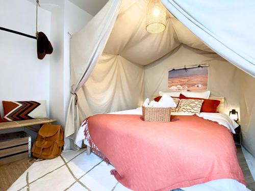 Villeneuve-sur-Yonne Apartamento | L'Expédition - By BEST KEYS - Expérience Unique - Déco Immersive - Lit Queen Size & Canapé Convertible - Centre Ville - Smart TV - Machine à Café Nespresso - Netflix & WiFi ILLIMITÉ - Check-in Autonome - Parking Gratuit