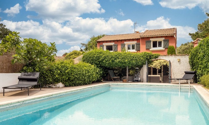 Rochefort-du-Gard Casa | L'Hacienda, a beautiful holiday home with private fenced pool in Languedoc-Roussillon