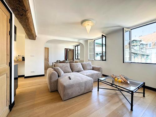 Sens Apartamento | L'Iconic - By BEST KEYS - Vue Exceptionnelle Cathédrale - Terrasse Privée- Prestige en Plein Cœur de Ville - Tout à Pied - Standing Charme & Calme - Check-in Autonome - Internet WiFi Fibre offert - Smart TV - Machine à Café Nespresso