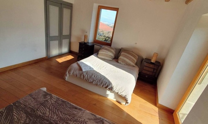 Neydens Cama Y Desayuno | L'instant repos Spacious room for rent in Neydens, near Geneva