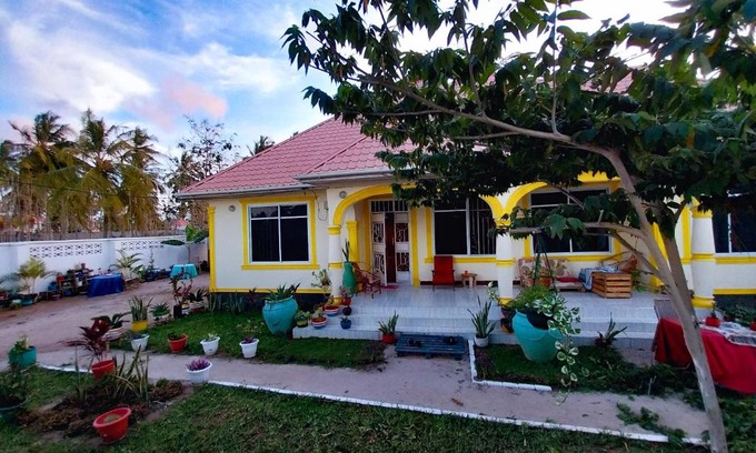 Dar es Salaam Cama Y Desayuno | L&J Modern Backpackers Kigamboni Beach House
