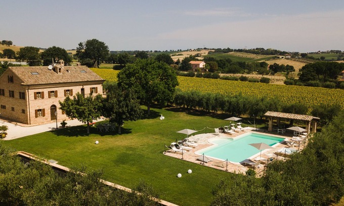 Bettolelle Apartamento | L'Olivo, aplicación en una villa típica con piscina a 7 km del mar, Senigallia, Marche