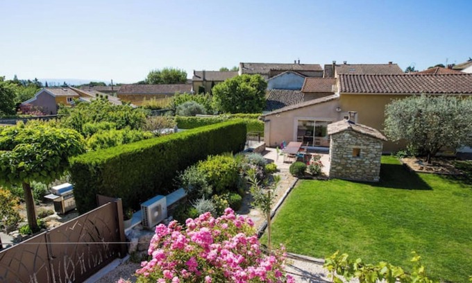 Chateauneuf-de-Gadagne Casa | L'Oustau de Famiho Air-conditioned gite in renovated farmhouse near Avignon swimming pool