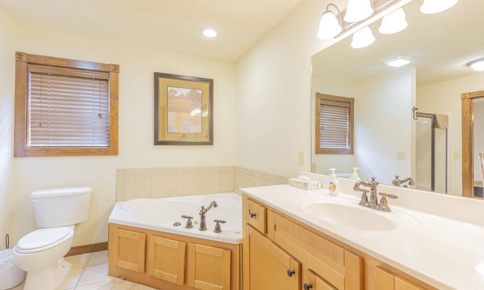 Reeds Spring Cabina | L130B, 2-Bedroom with Loft Lakeview Cabin
