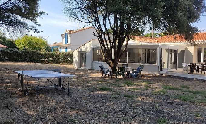 Bretignolles-sur-Mer Casa | La Bavardelle: house for 10 people, 100 m from the beach, large garden