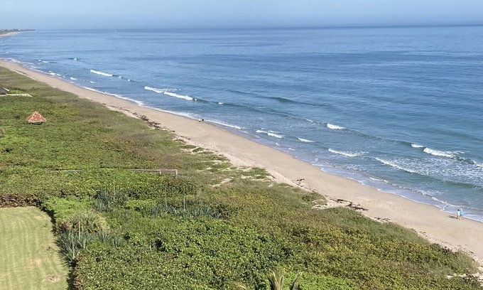 Fort Pierce Shores Condominio | La Bella Beach Condo is Shore to Please