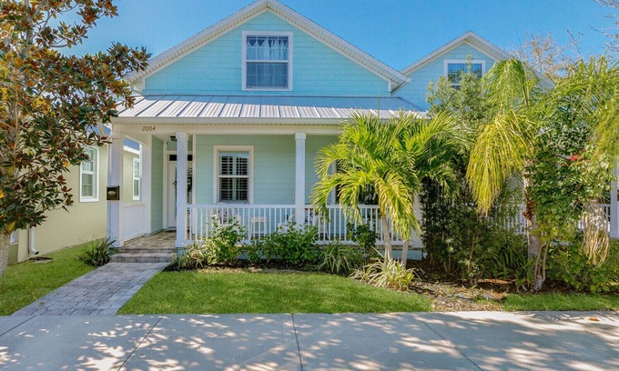 Historic Downtown Melbourne Casa | "La Belle Maison" ♥ of Downtown/Yard/Parking+ Garage/Self Check-in