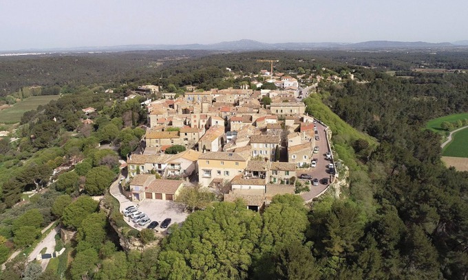 Cornillon-Confoux Casa | La bonne Adresse de Provence COCOON Swimming pool and Jacuzzi in Provencal village