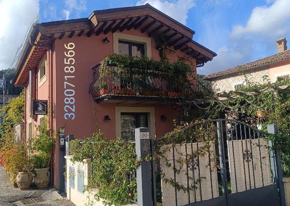 Contigliano Casa | la bottega del fabbro affitto breve