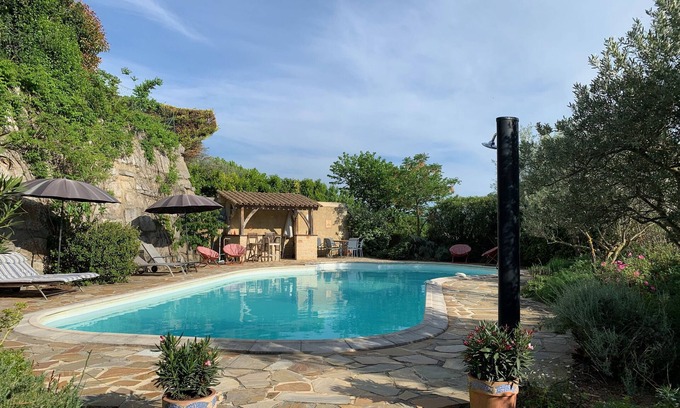 Saint-Sauveur-de-Cruzieres Cabaña | La CAVE aux VINS with private terrace and barbecue/shared pool