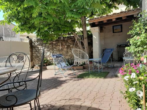 Maussane Casa | La capucinette à l’ombre du marronnier