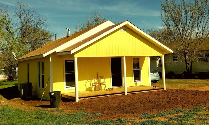 Shamrock Casa | La Casa Amarilla - a cozy home in Friendly Small Texan Town