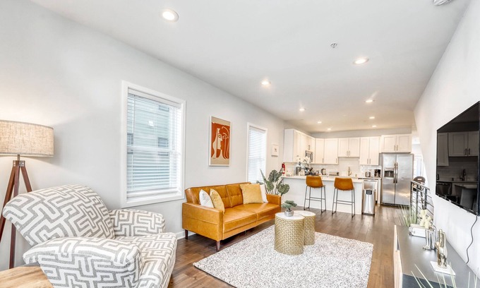 Trinidad Condominio | "La Casa Bianca" Fabulous 3 Bed Home next to H St & Union Market