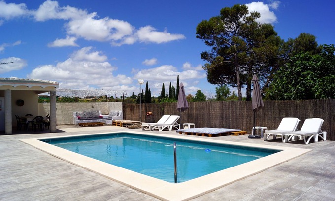 Salinas Villa | LA CASA DE LÚ, PISCINA, JARDíN BBQ, WIFI GRATIS, PLAYA 30MIN EN CENTRO ANDALUCíA