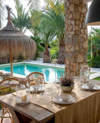 Algoda Casa | La Casa del Zurdo, oasis de palmeras en Alicante con piscina