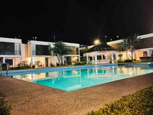 Ayala Casa | La casa frente a la alberca