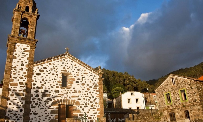 Callobre Casa | La Casa Roxa (1), traditional country house 12 kms. from the Galician coast