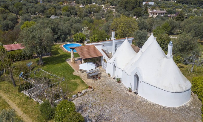 Cozzana Casa | La Casa Sulla Roccia Trulli Pool, Monopoli, Italy