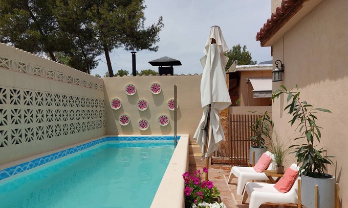 Paterna Chalet De Esquí | La Casita, private swimming-pool, garden and jacuzzi.